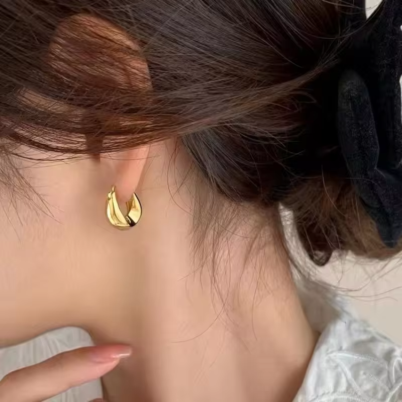 Classic Gold Versatile Round Circle Ear Hoop Earrings - Polished Gold Ear Hoop Earrings for Everyday Style in Gold 01, view 4