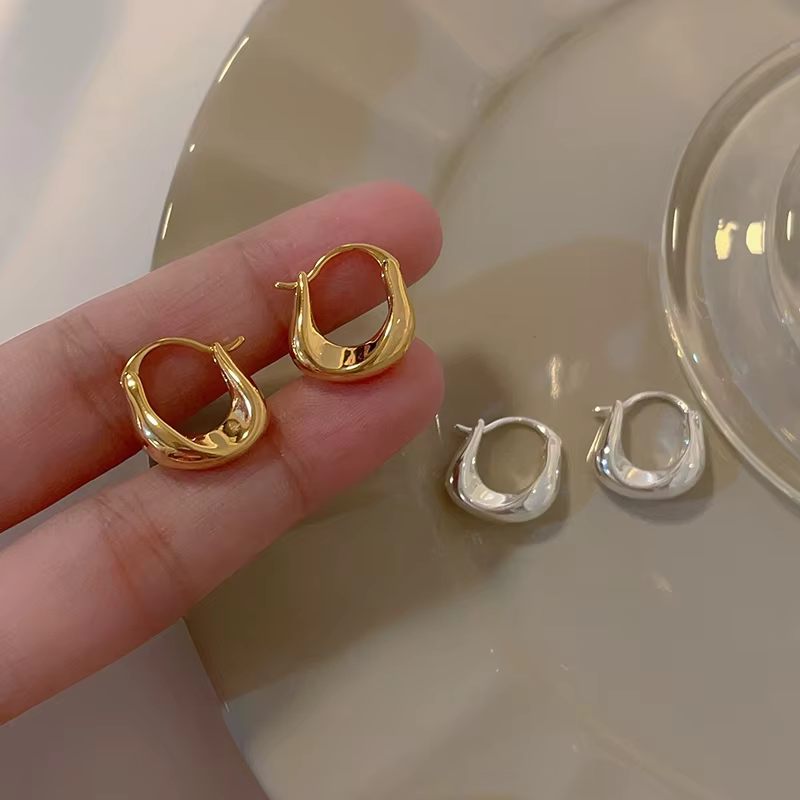 Classic Gold Versatile Round Circle Ear Hoop Earrings - Polished Gold Ear Hoop Earrings for Everyday Style in Gold 02, view 3