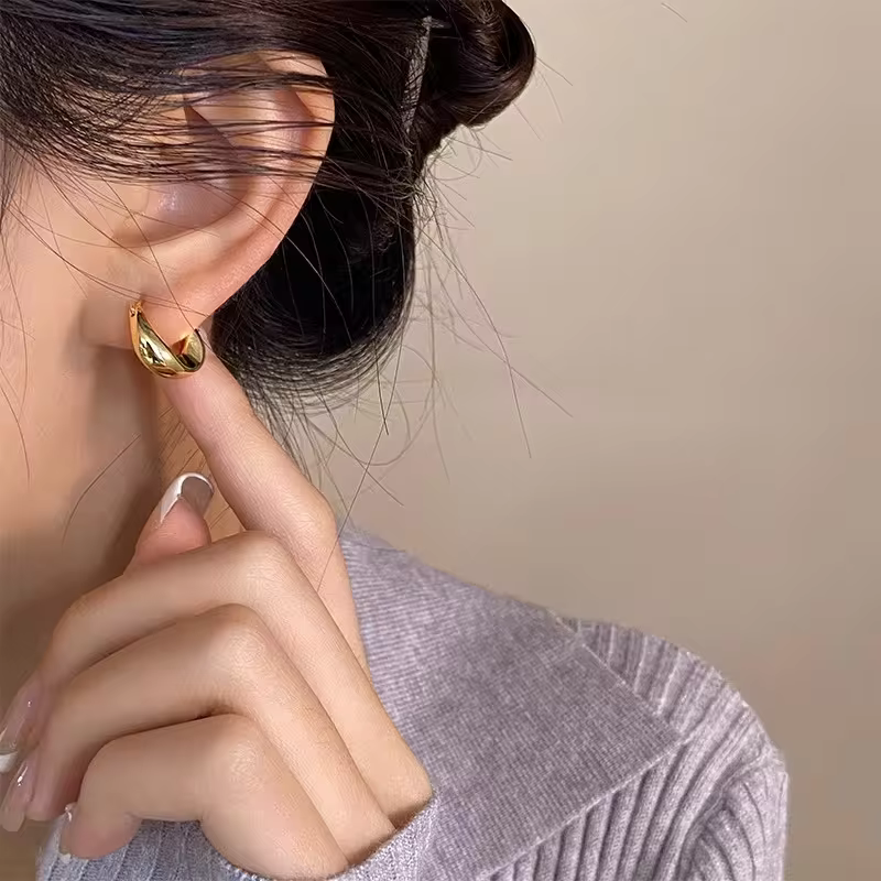 Classic Gold Versatile Round Circle Ear Hoop Earrings - Polished Gold Ear Hoop Earrings for Everyday Style in Gold 01, view 3